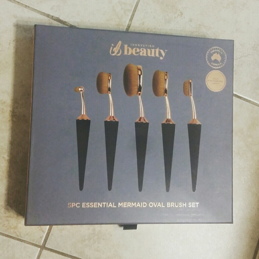 BRAND NEW Innovation Beauty 5 pc makeup brush set